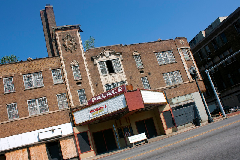Illustration for article titled Gorgeous Old Movie Theaters That Have Fallen Into Ruin
